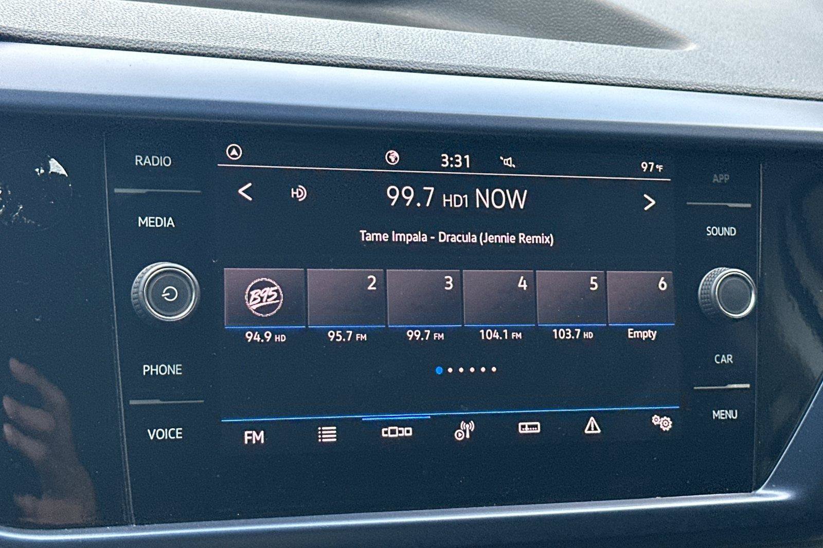 Certified 2024 Volkswagen Taos SE FWD image 17