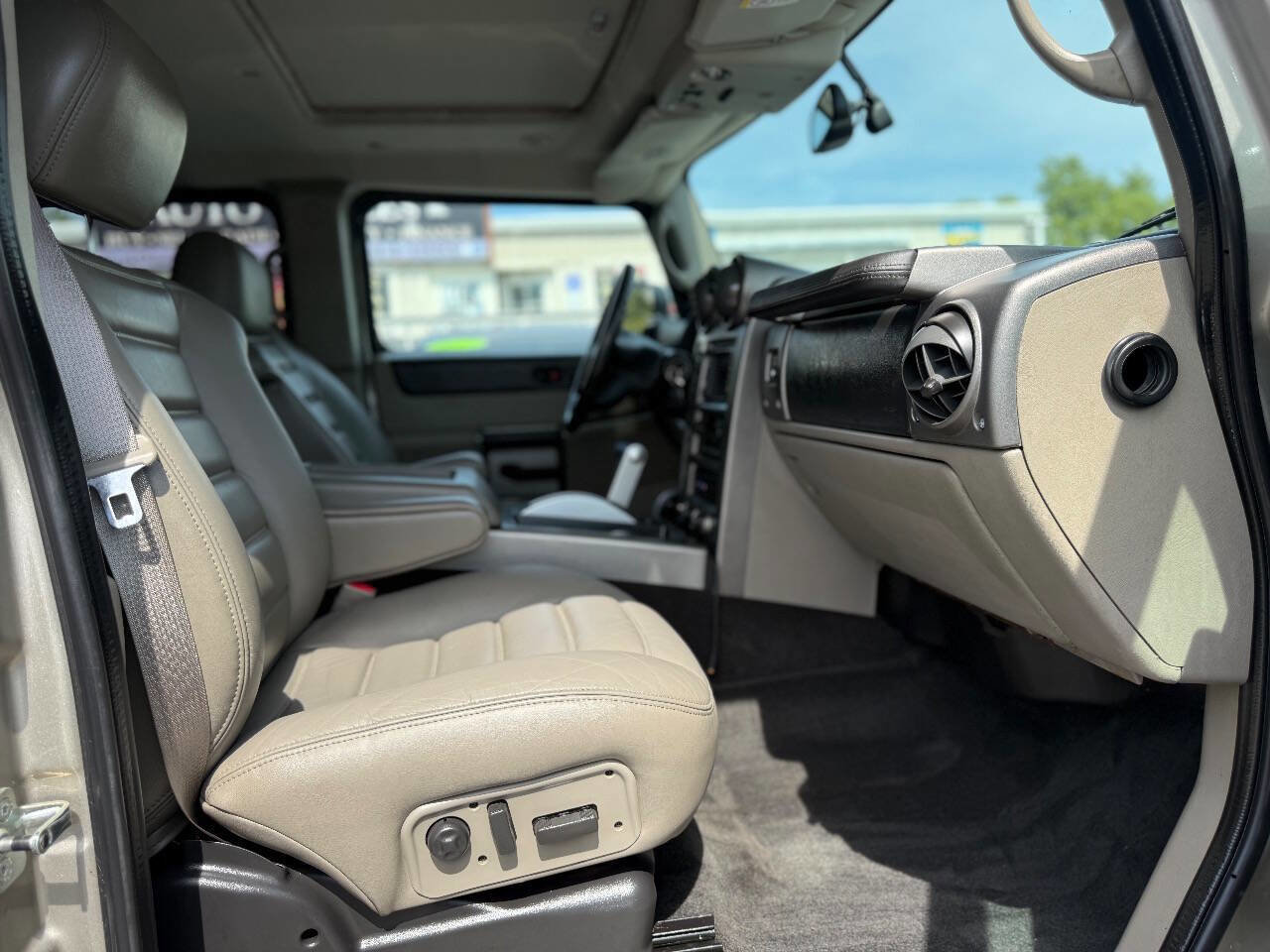 Used 2004 HUMMER H2 w/ Preferred Equipment Group image 19