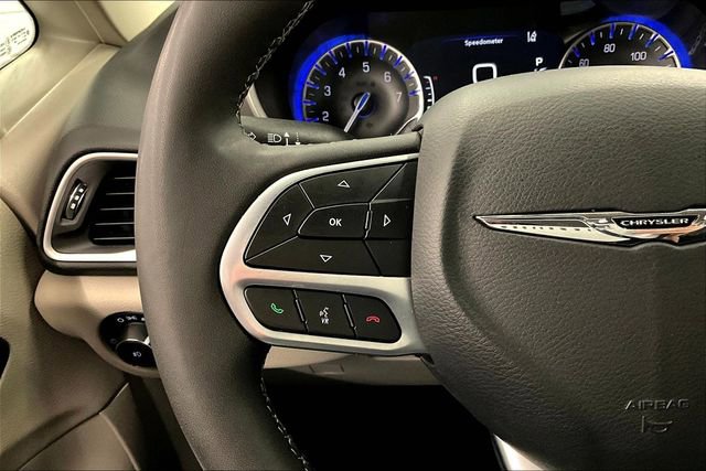 Used 2024 Chrysler Pacifica Touring-L image 25