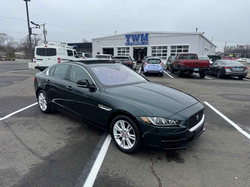 Used 2017 Jaguar XE Premium image 3