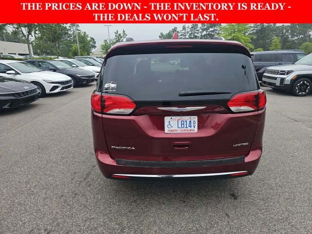 Used 2018 Chrysler Pacifica Limited w/ Advanced Safetytec Group FWD image 13