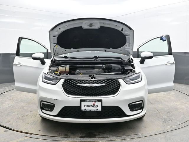 Used 2023 Chrysler Pacifica Touring-L image 37