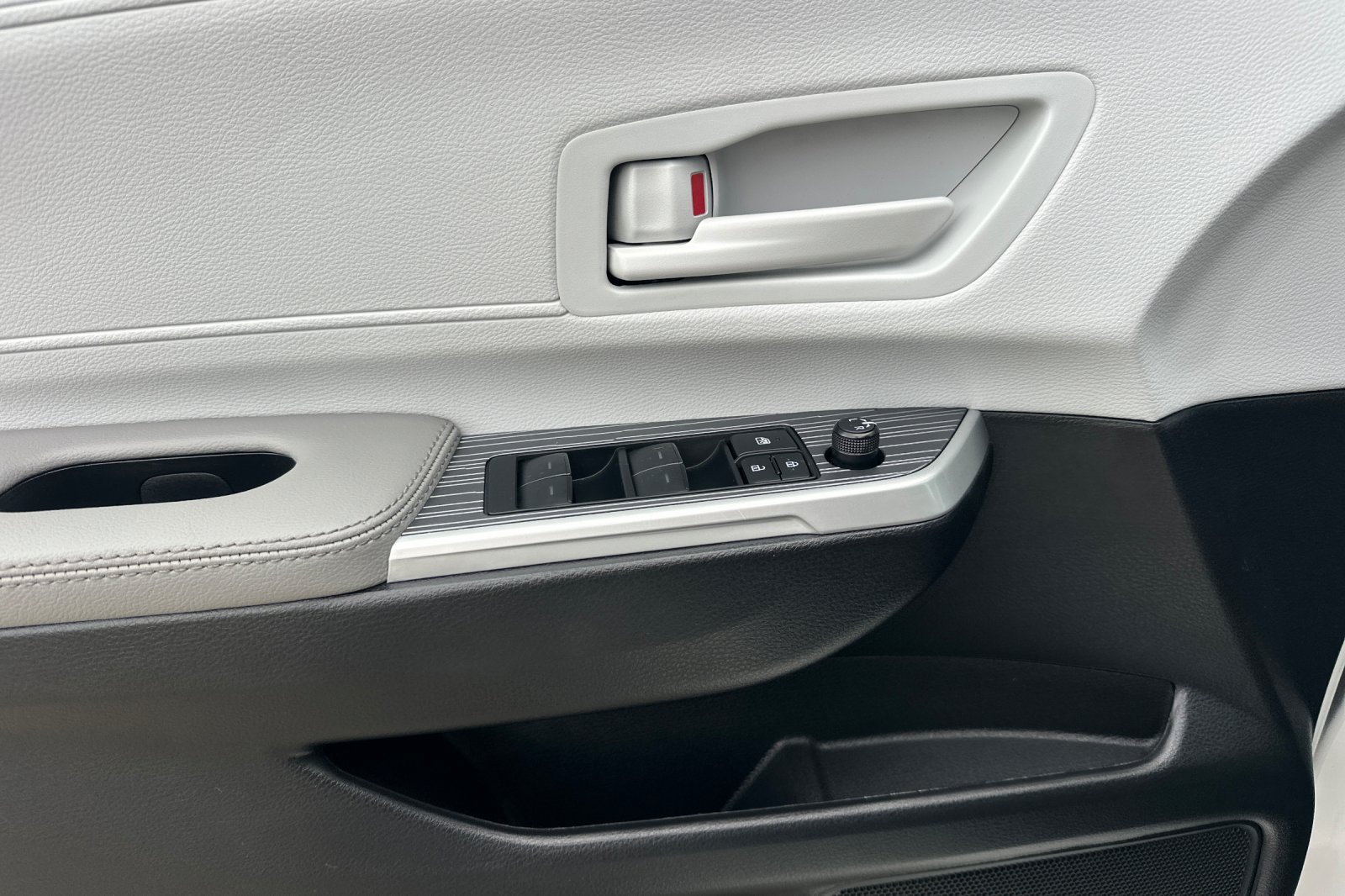 Certified 2026 Toyota Sienna LE FWD image 11