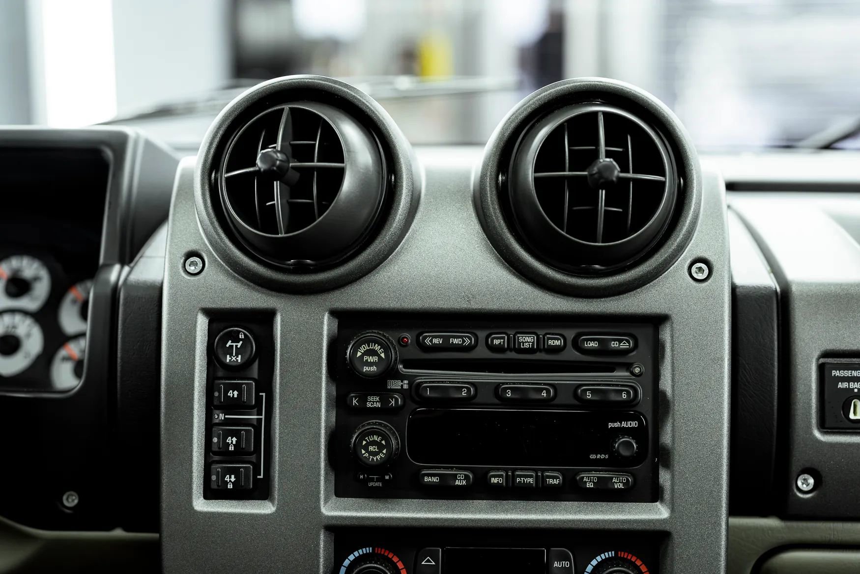 Used 2003 HUMMER H2 Luxury w/ Preferred Equipment Group AWD/4WD image 18