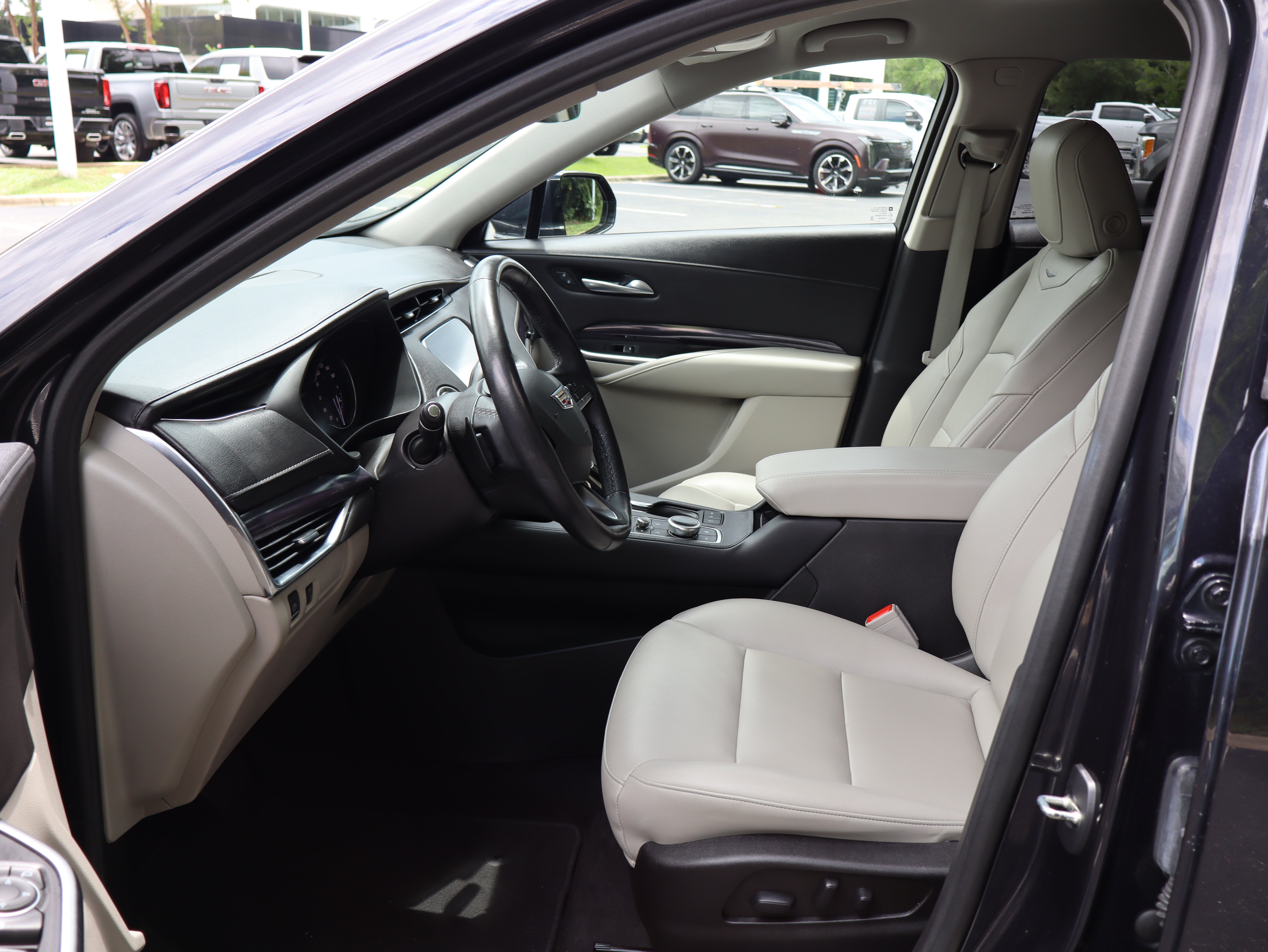 Used 2023 Cadillac XT4 Luxury w/ Cold Weather Package AWD/4WD image 20