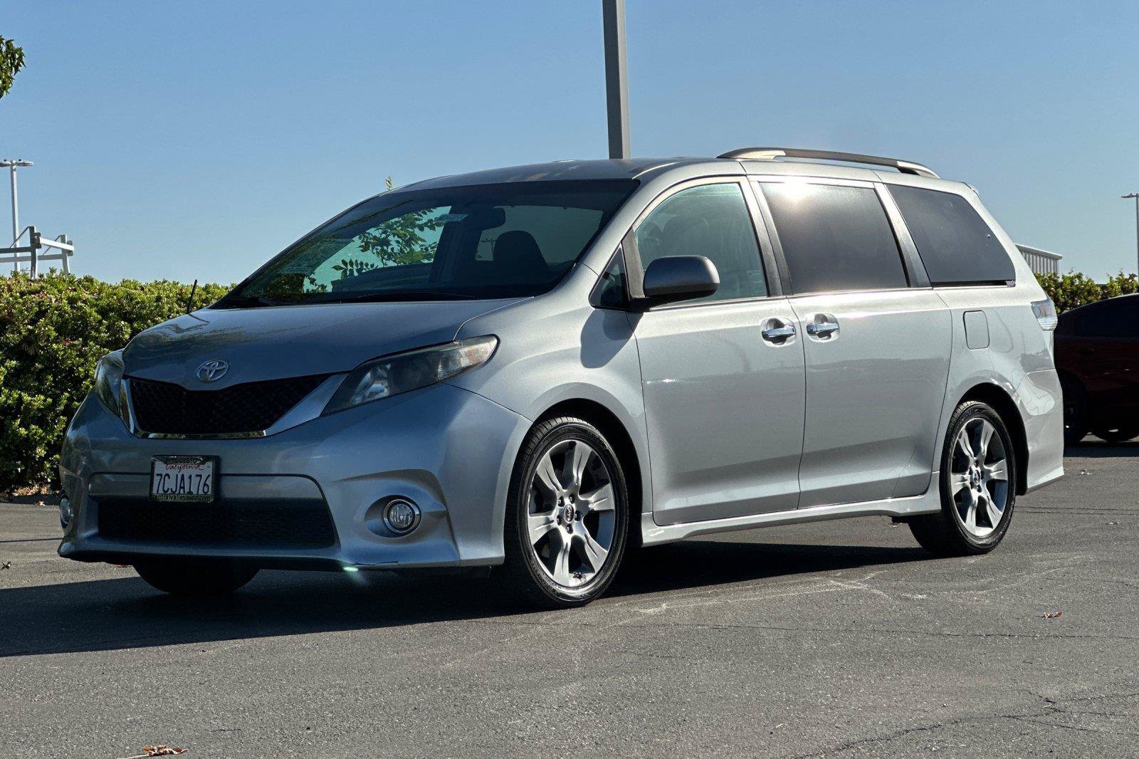 Used 2014 Toyota Sienna SE FWD image 7
