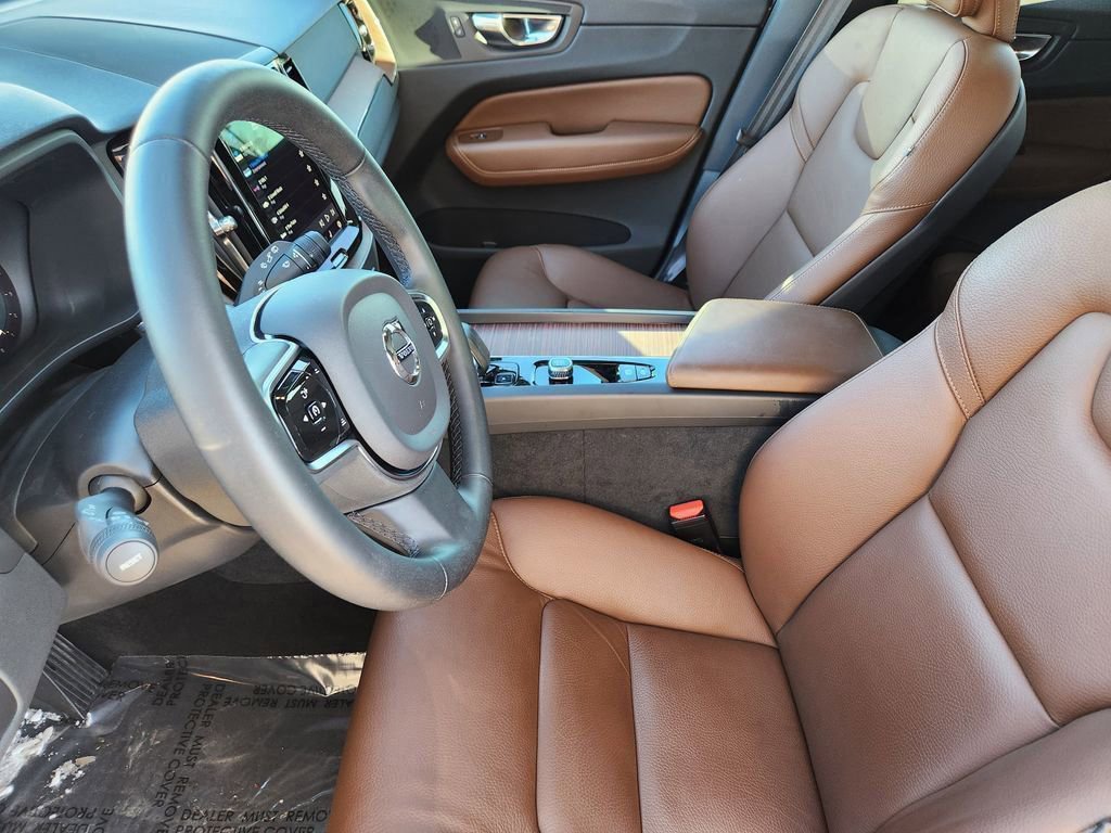 Used 2023 Volvo XC60 B5 Plus image 7