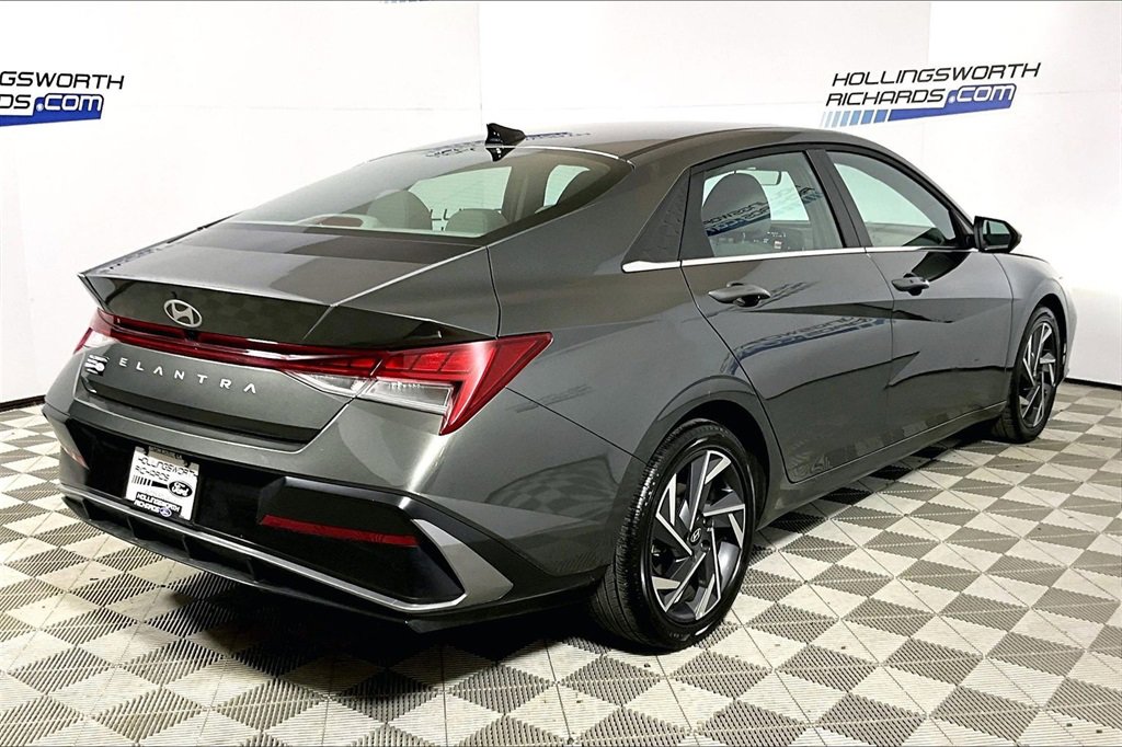 Used 2025 Hyundai Elantra SEL image 9