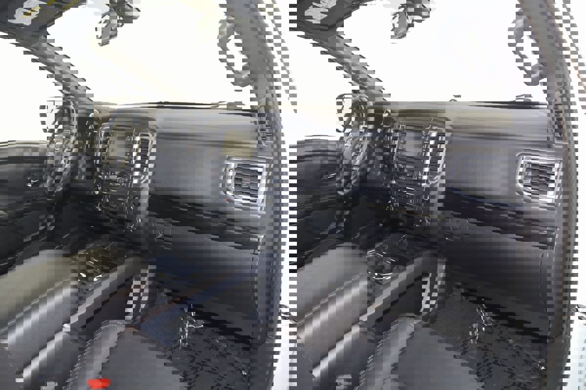 Used 2019 Nissan Titan SV w/ SV Convenience Package image 39