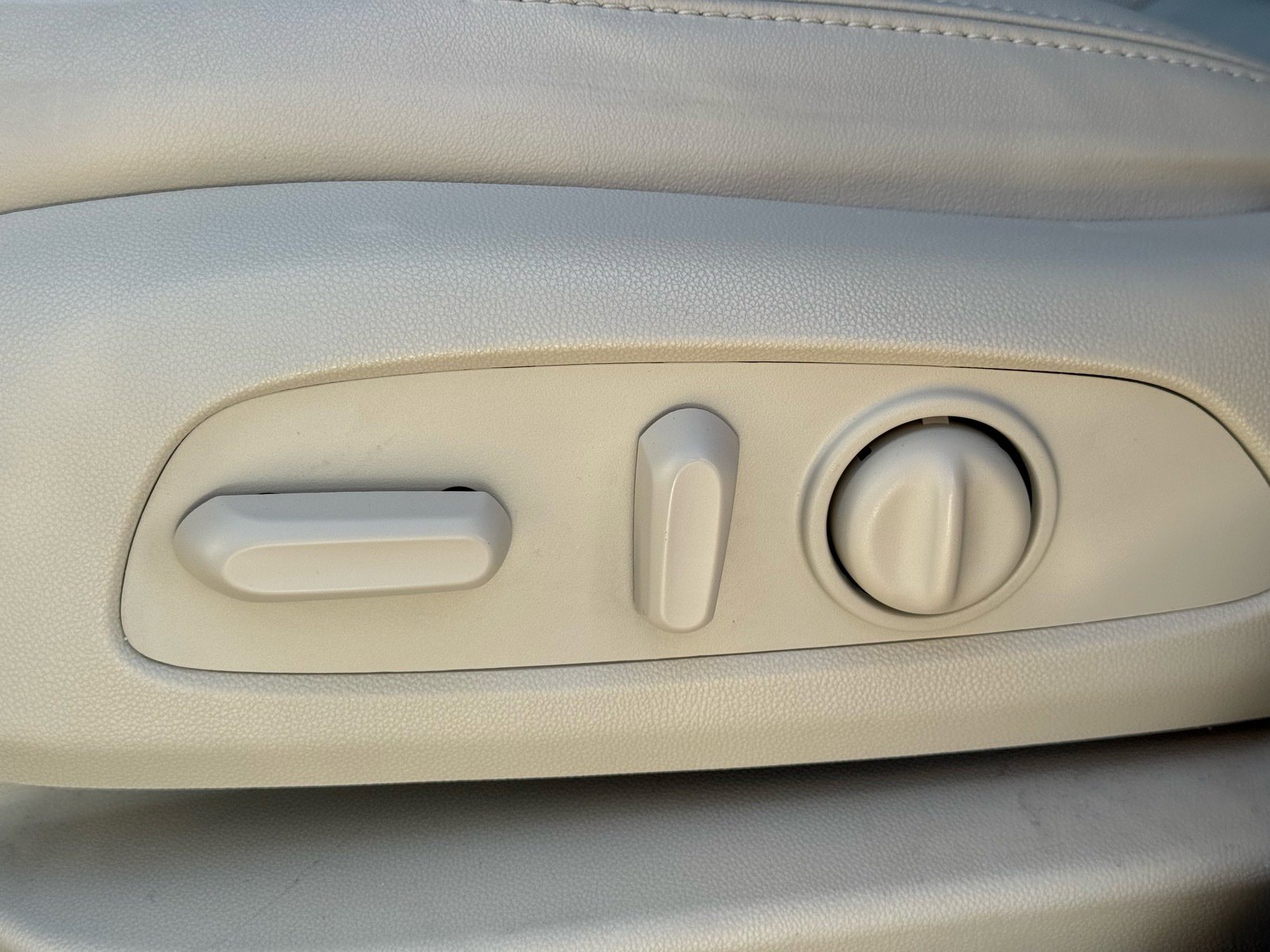 Used 2023 Buick Enclave Essence w/ Experience Buick Package image 16