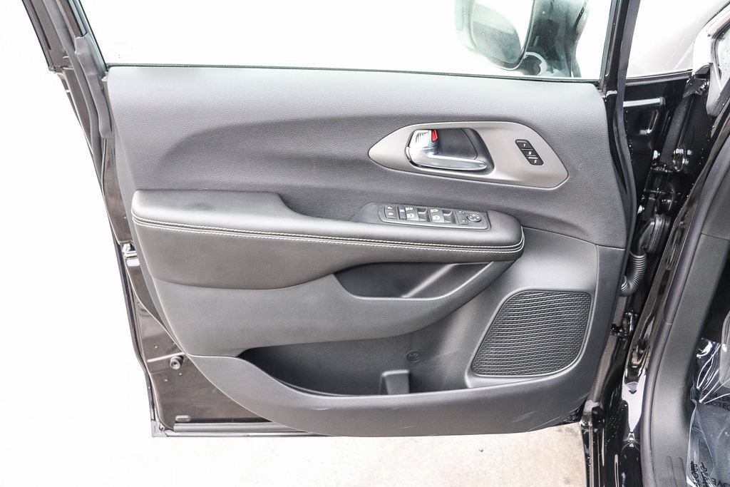 New 2027 Chrysler Pacifica Select FWD image 24