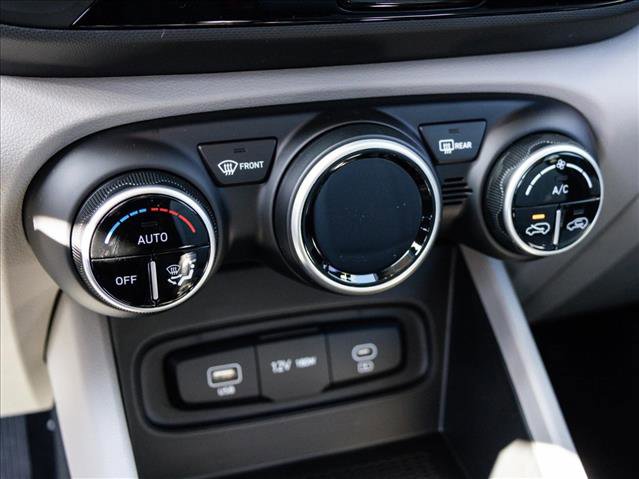 Used 2025 Hyundai Venue SEL image 18