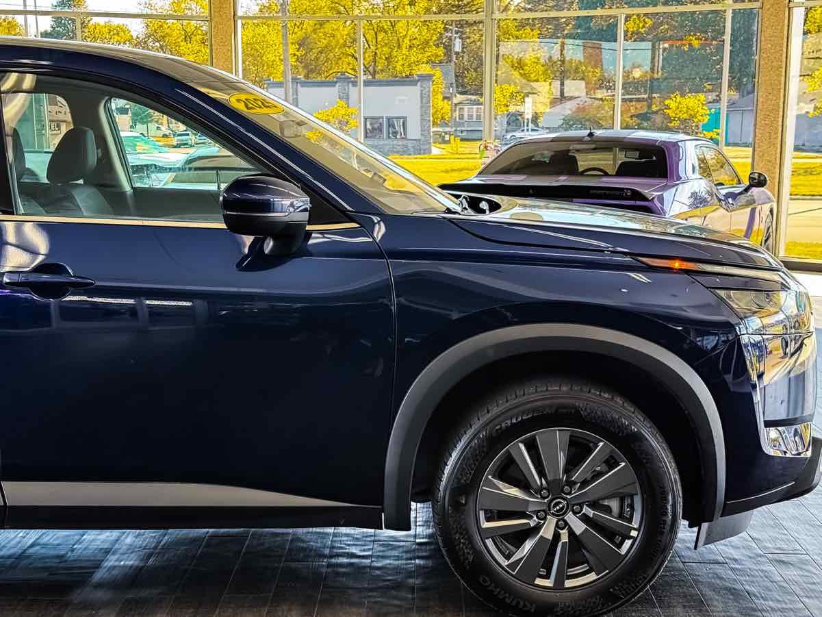 Used 2025 Nissan Pathfinder SV image 18