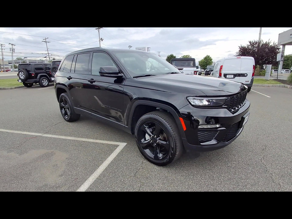 Used 2025 Jeep Grand Cherokee Limited w/ Black Appearance Package AWD/4WD image 2