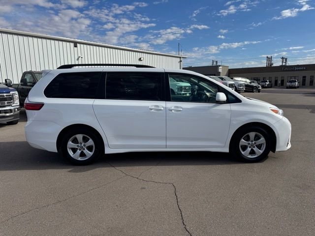 Used 2020 Toyota Sienna LE FWD image 2