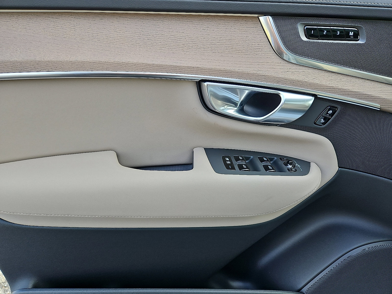 New 2026 Volvo XC90 B6 Plus image 10