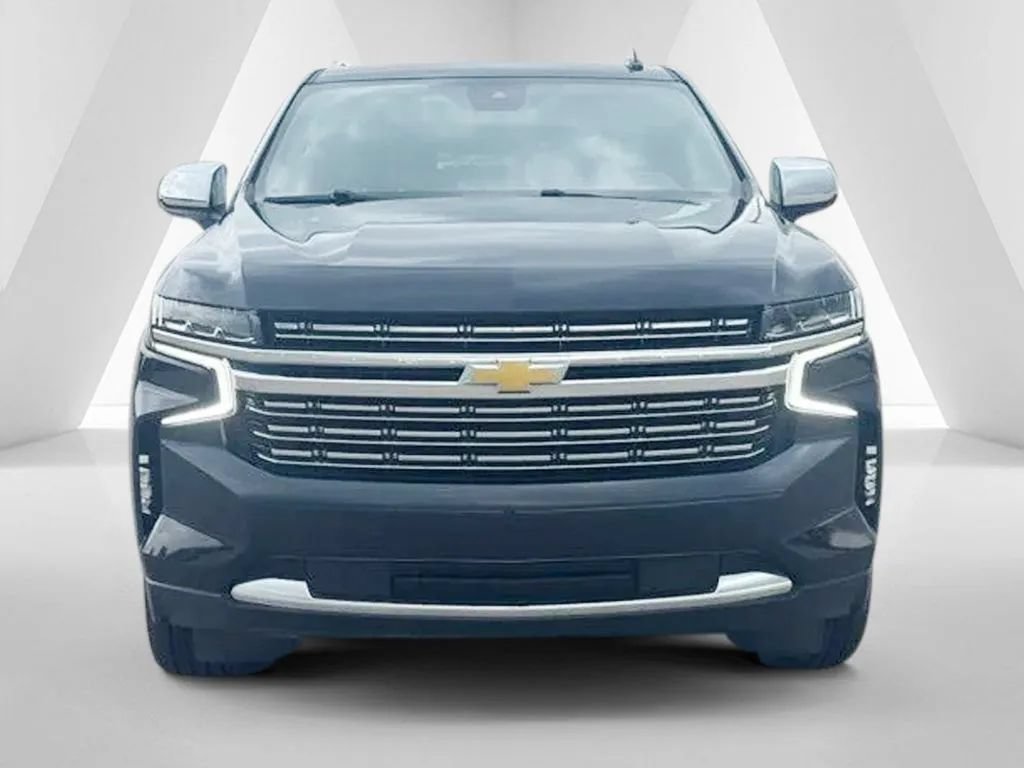 Used 2024 Chevrolet Suburban Premier AWD/4WD image 2