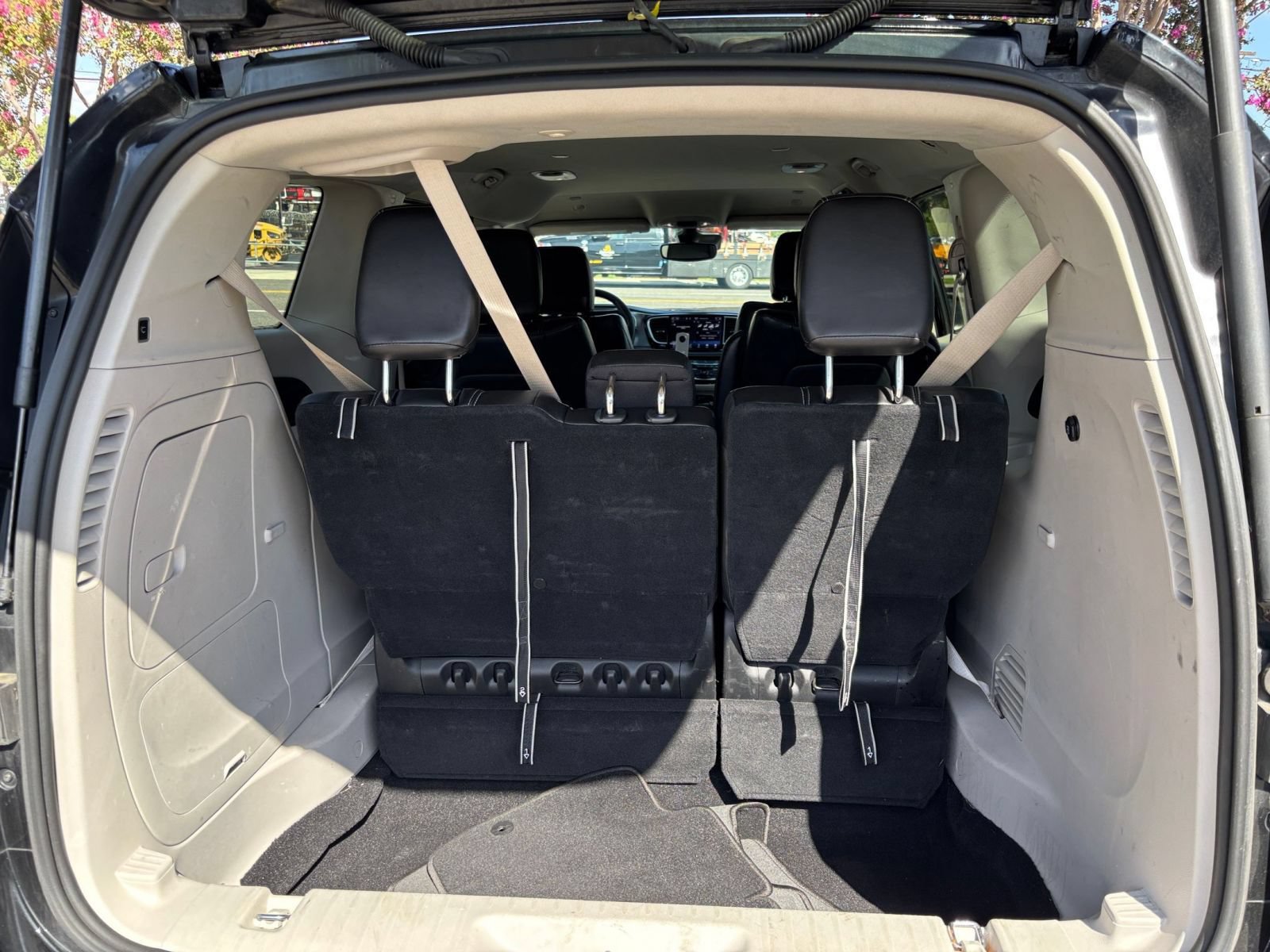 Used 2023 Chrysler Pacifica Touring-L FWD image 33