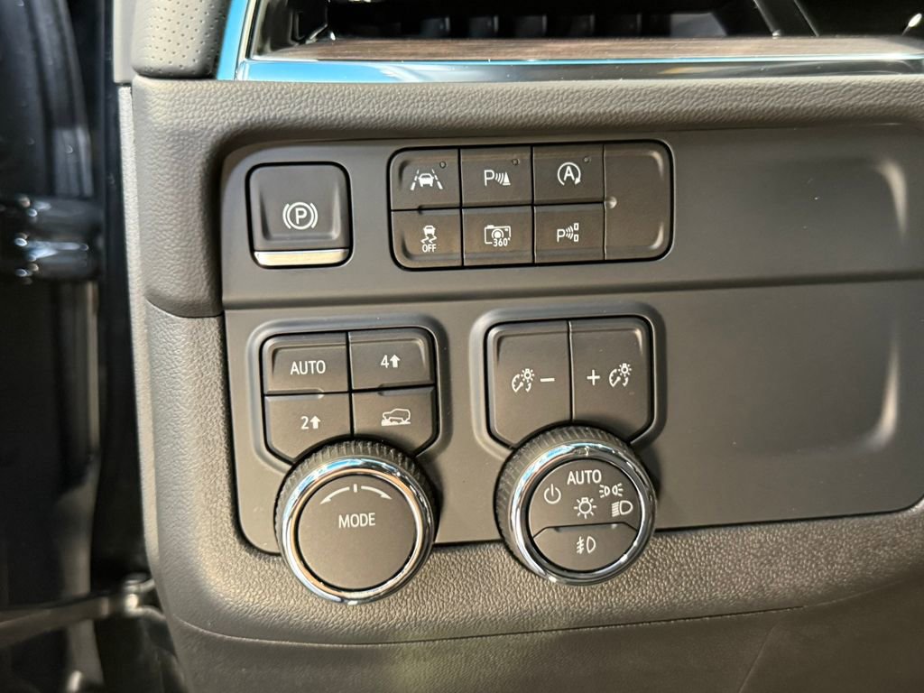 Used 2025 Chevrolet Tahoe Premier AWD/4WD image 17