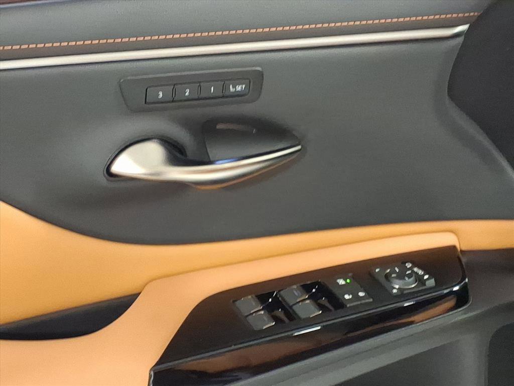New 2025 Lexus ES 350 w/ Premium Package image 4
