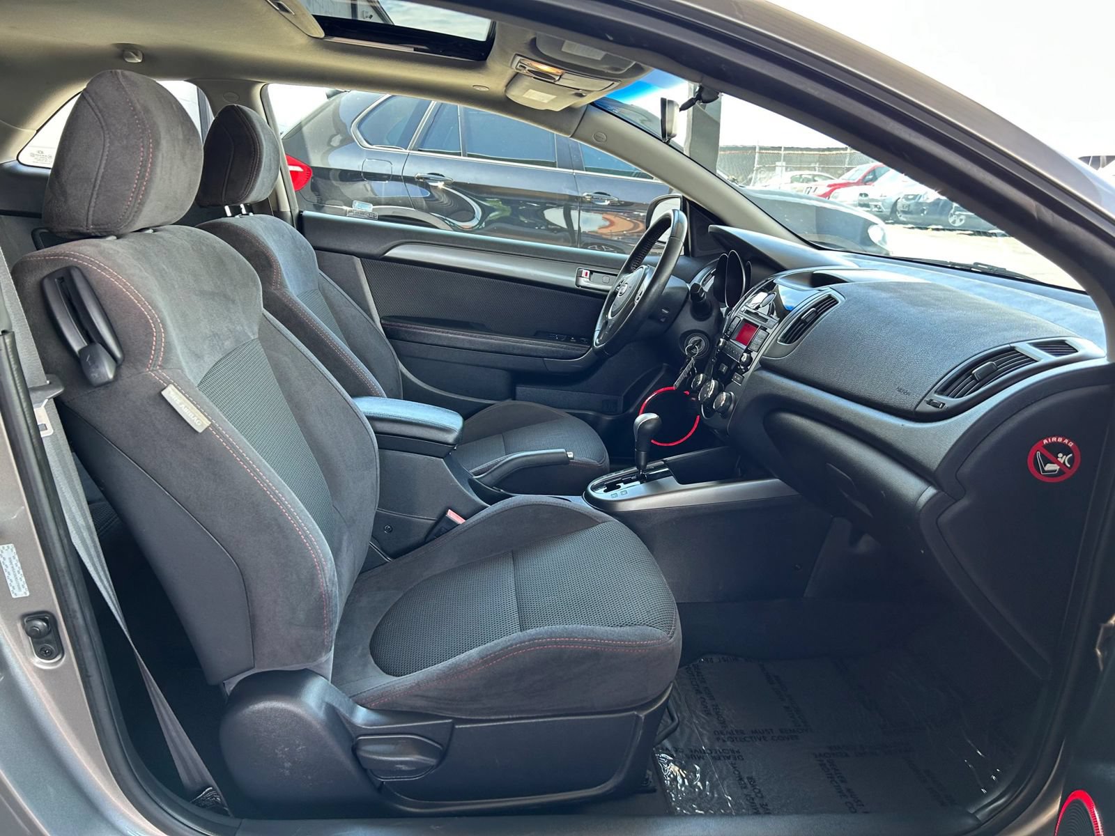 Used 2010 Kia Forte Koup SX FWD image 27