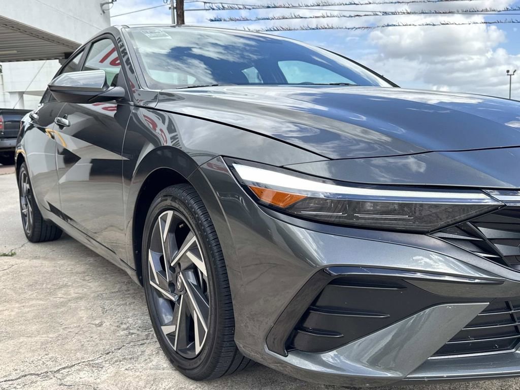 Used 2025 Hyundai Elantra SEL image 18