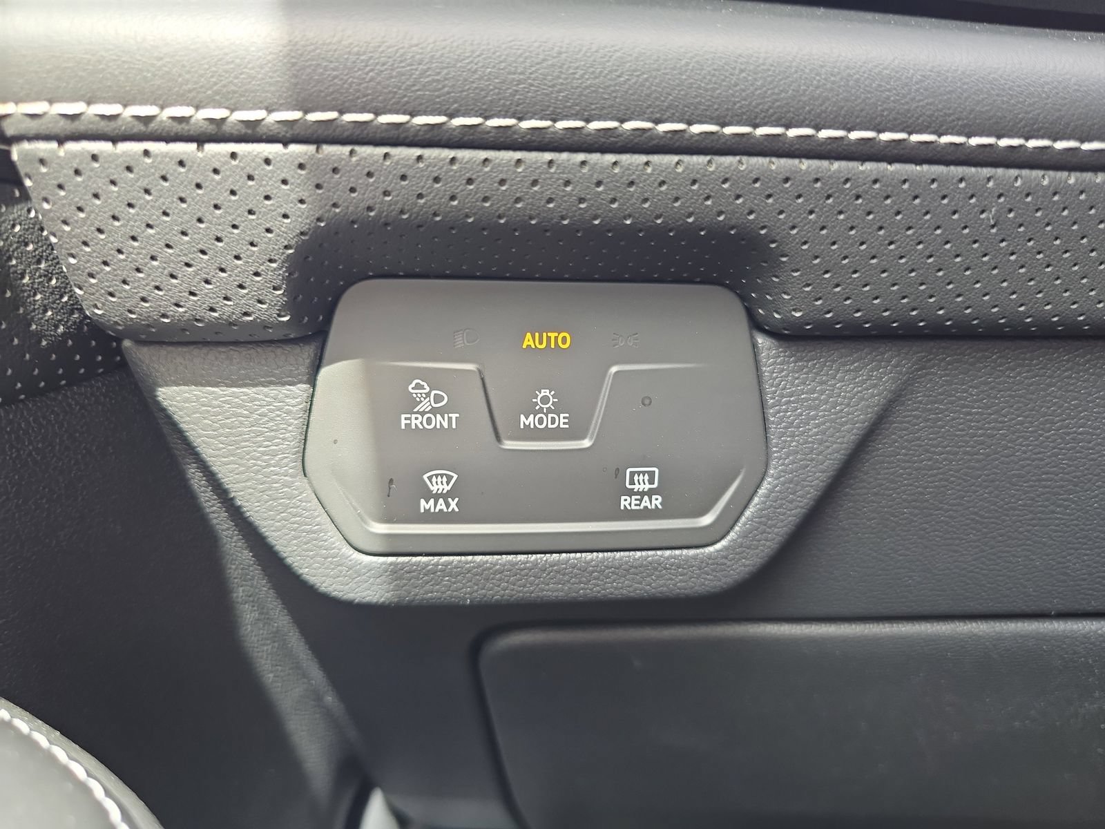 Used 2024 Volkswagen Atlas Cross Sport SE w/ Panoramic Sunroof Package FWD image 22