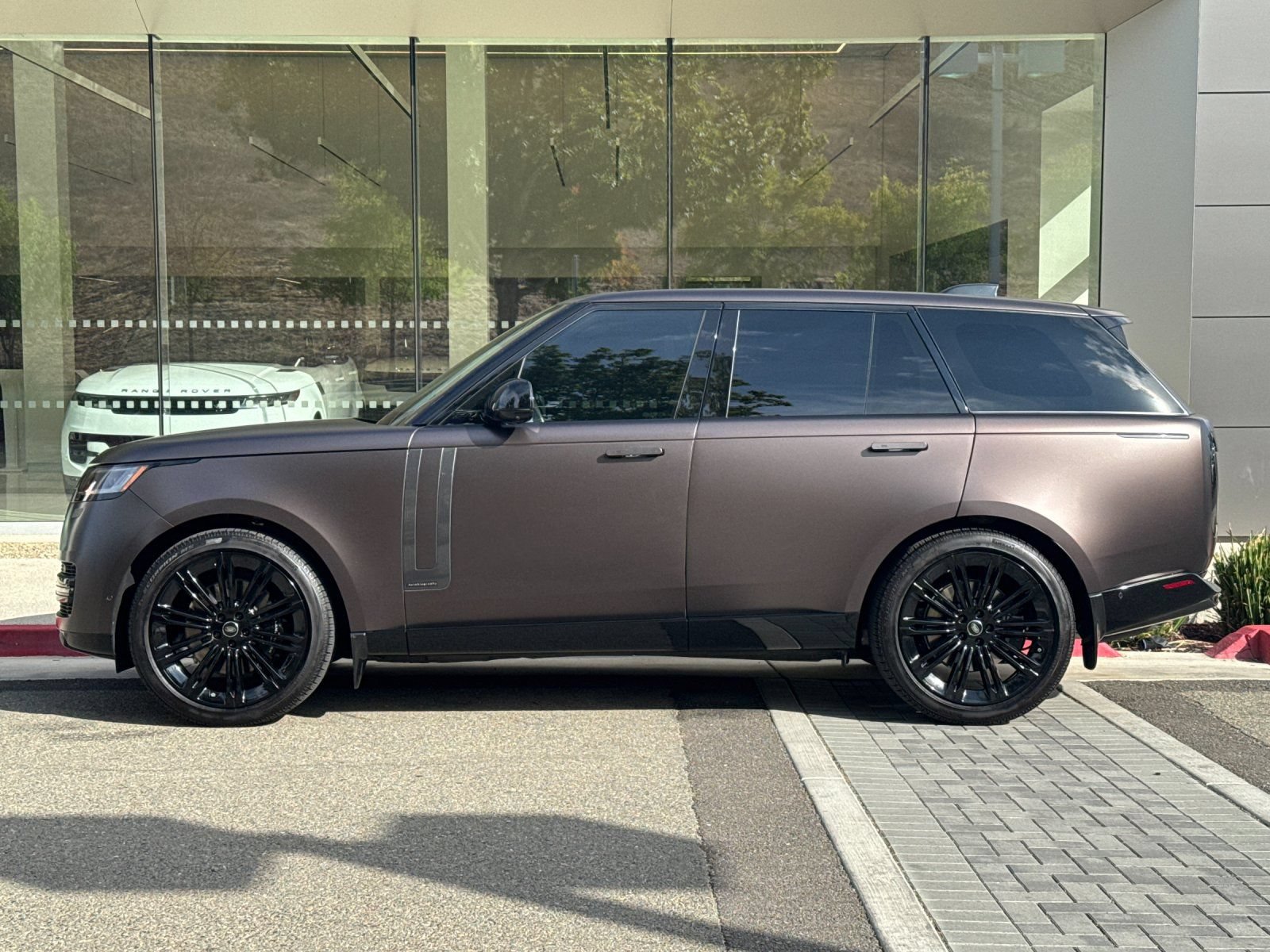 Used 2025 Land Rover Range Rover Autobiography AWD/4WD image 3