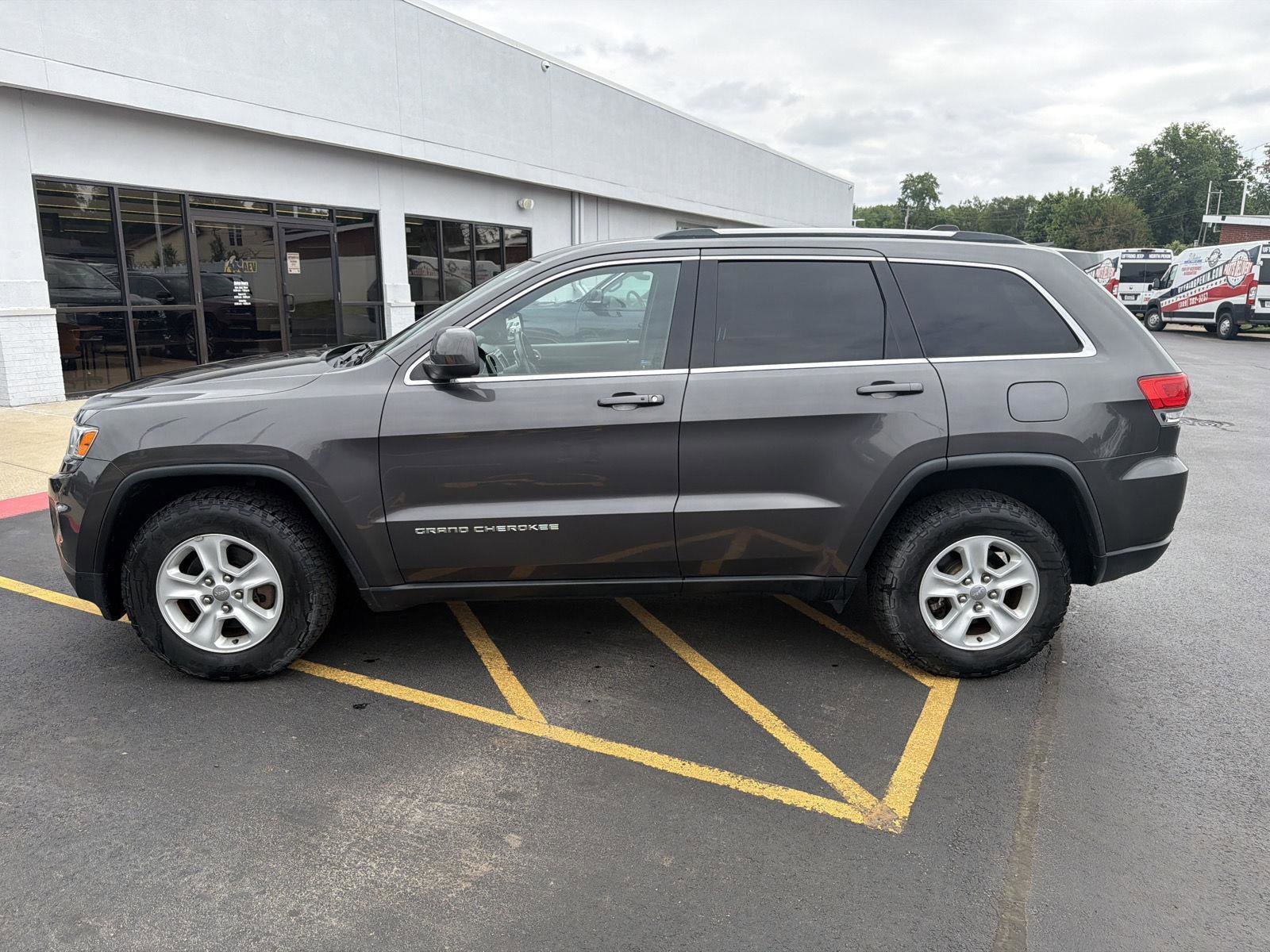 Used 2014 Jeep Grand Cherokee Laredo w/ Quick Order Package 23E AWD/4WD image 3