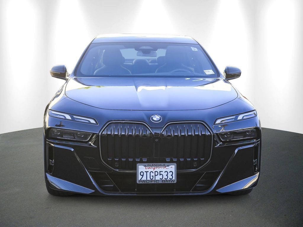 Used 2025 BMW 750e xDrive w/ Premium Package AWD/4WD image 2