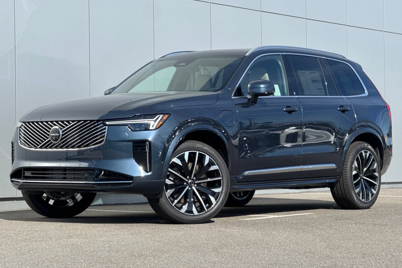 New 2026 Volvo XC90 T8 Ultra w/ Protection Package Premier AWD/4WD image 1