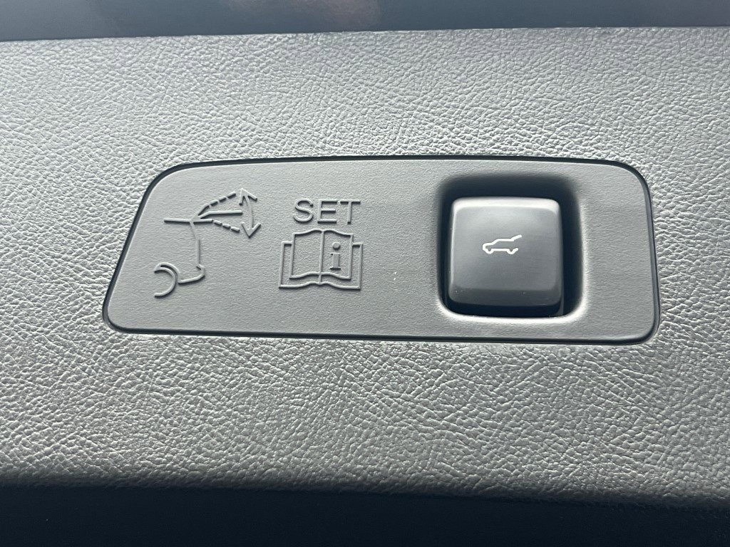 Certified 2025 Lincoln Corsair AWD image 13