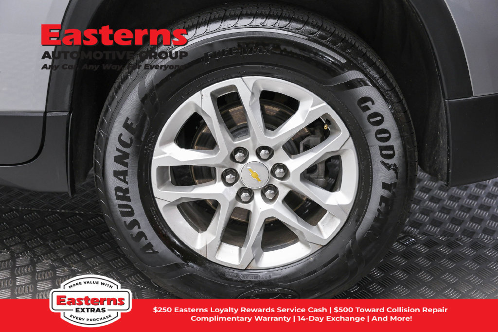 Used 2023 Chevrolet Traverse LS FWD image 9