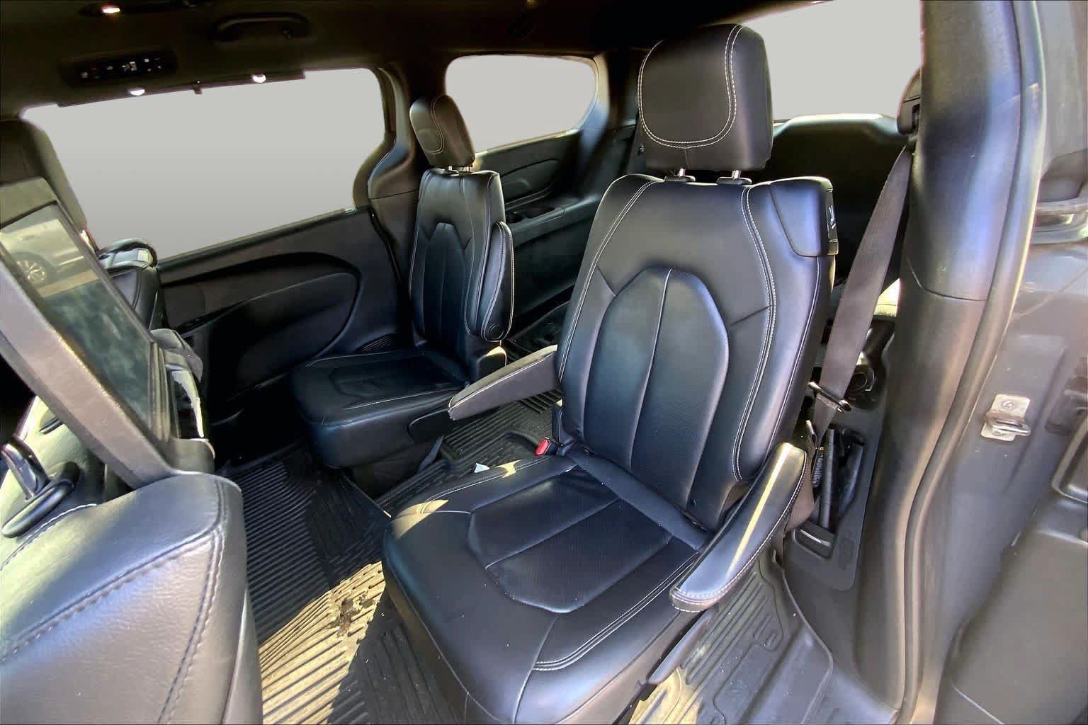 Used 2021 Chrysler Pacifica Touring-L w/ Uconnect Theater Family Group FWD image 18