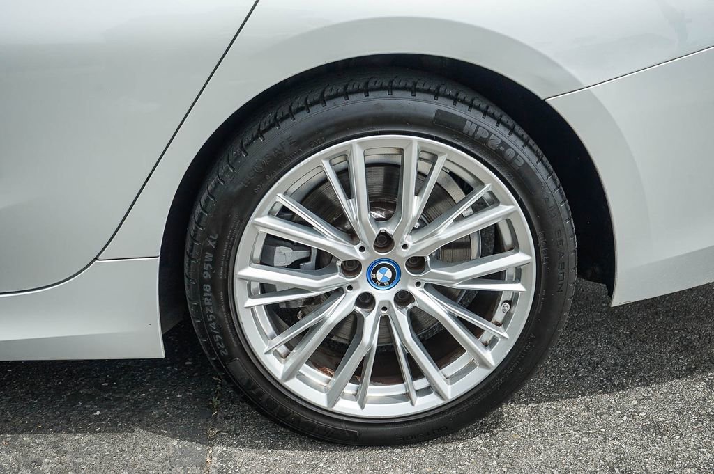 Used 2024 BMW 330e image 10