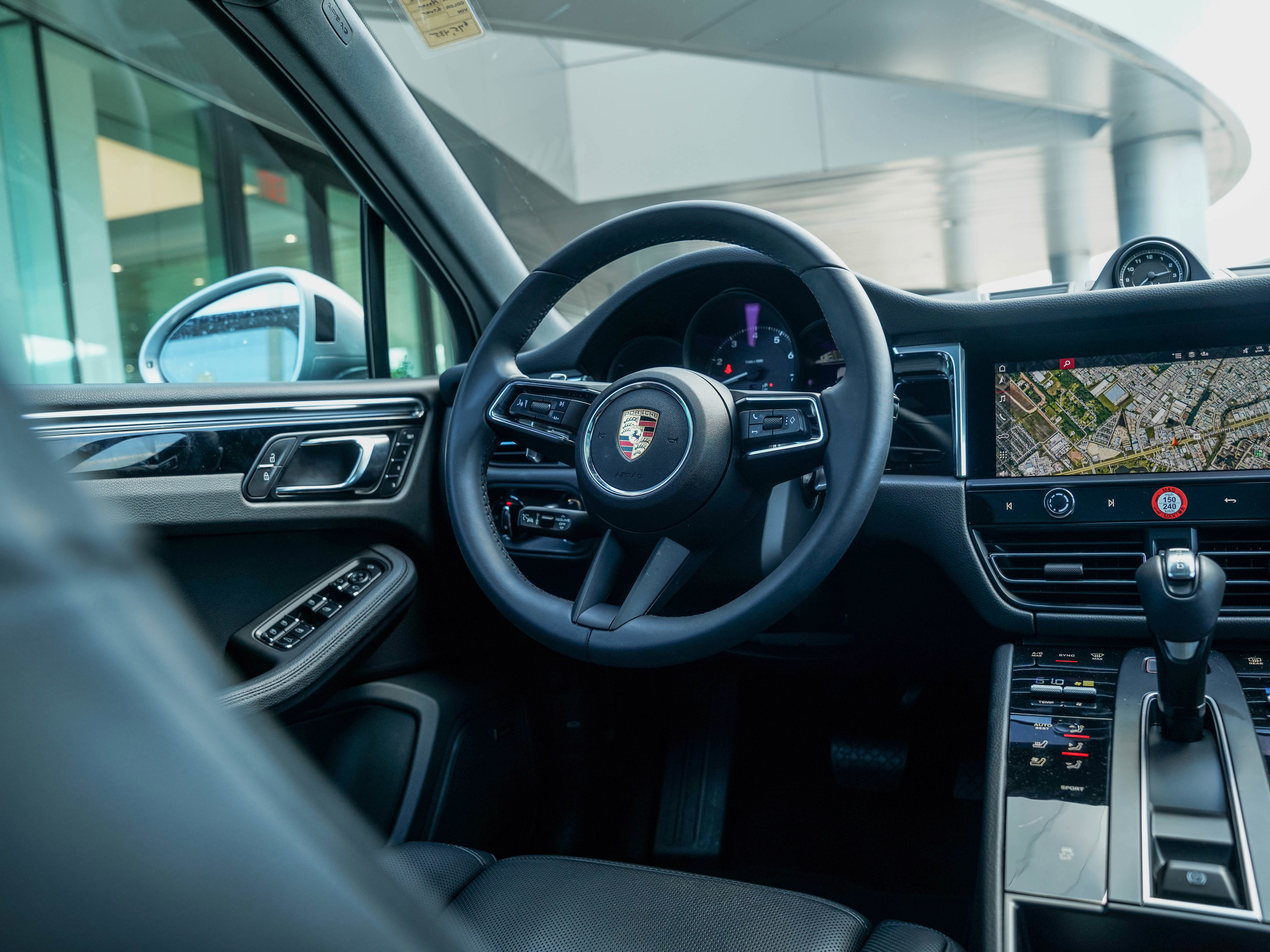 Certified 2025 Porsche Macan image 24