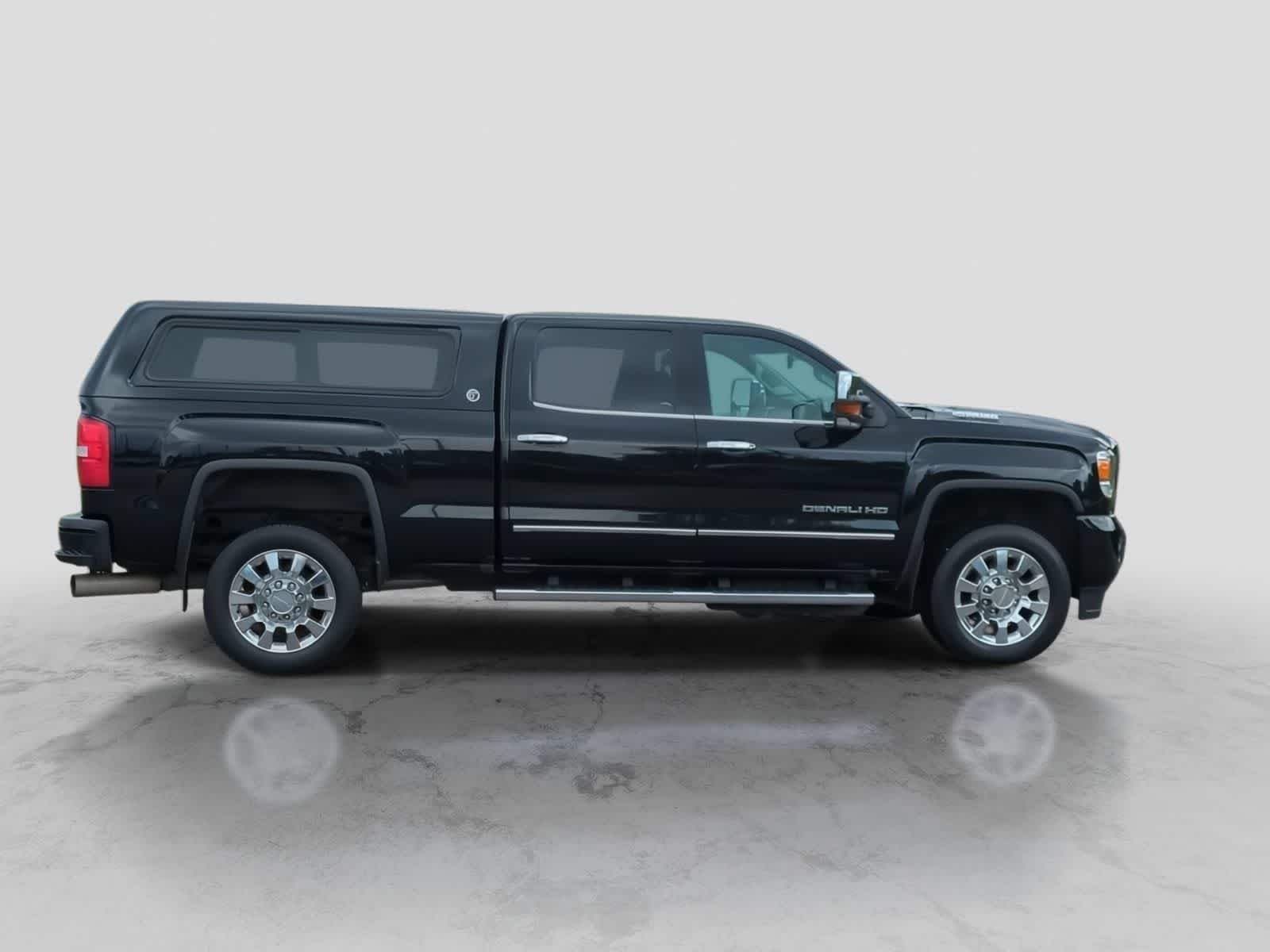 Used 2017 GMC Sierra 2500 Denali w/ Suspension Package, Off-Road AWD/4WD image 9