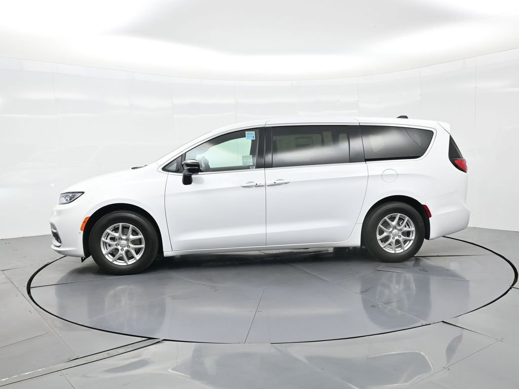 New 2026 Chrysler Pacifica Select image 10