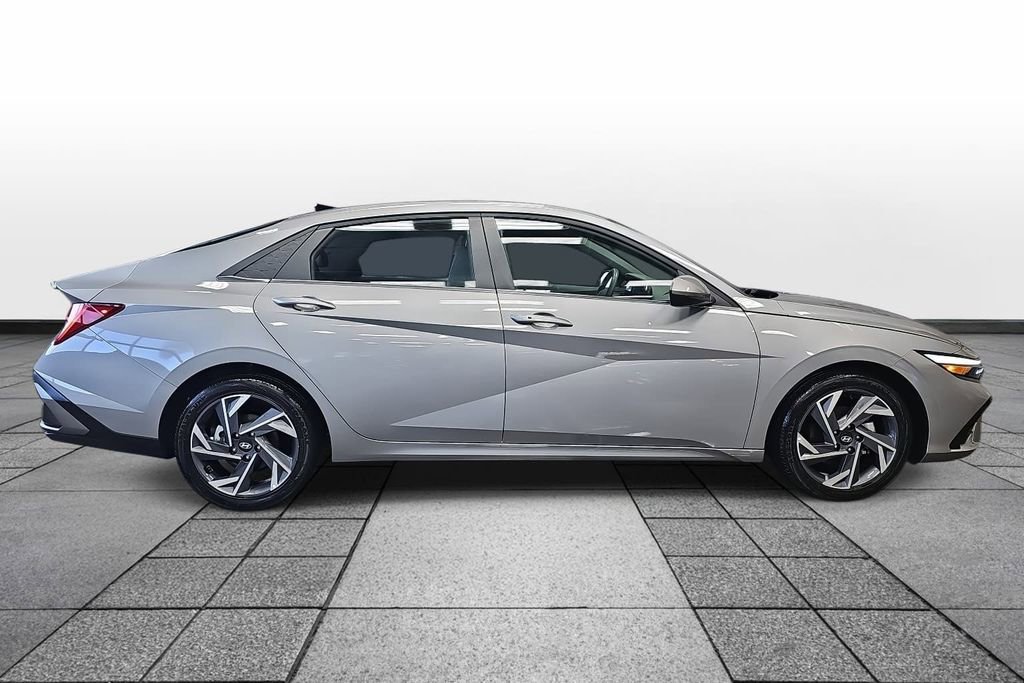 Used 2025 Hyundai Elantra SEL image 4