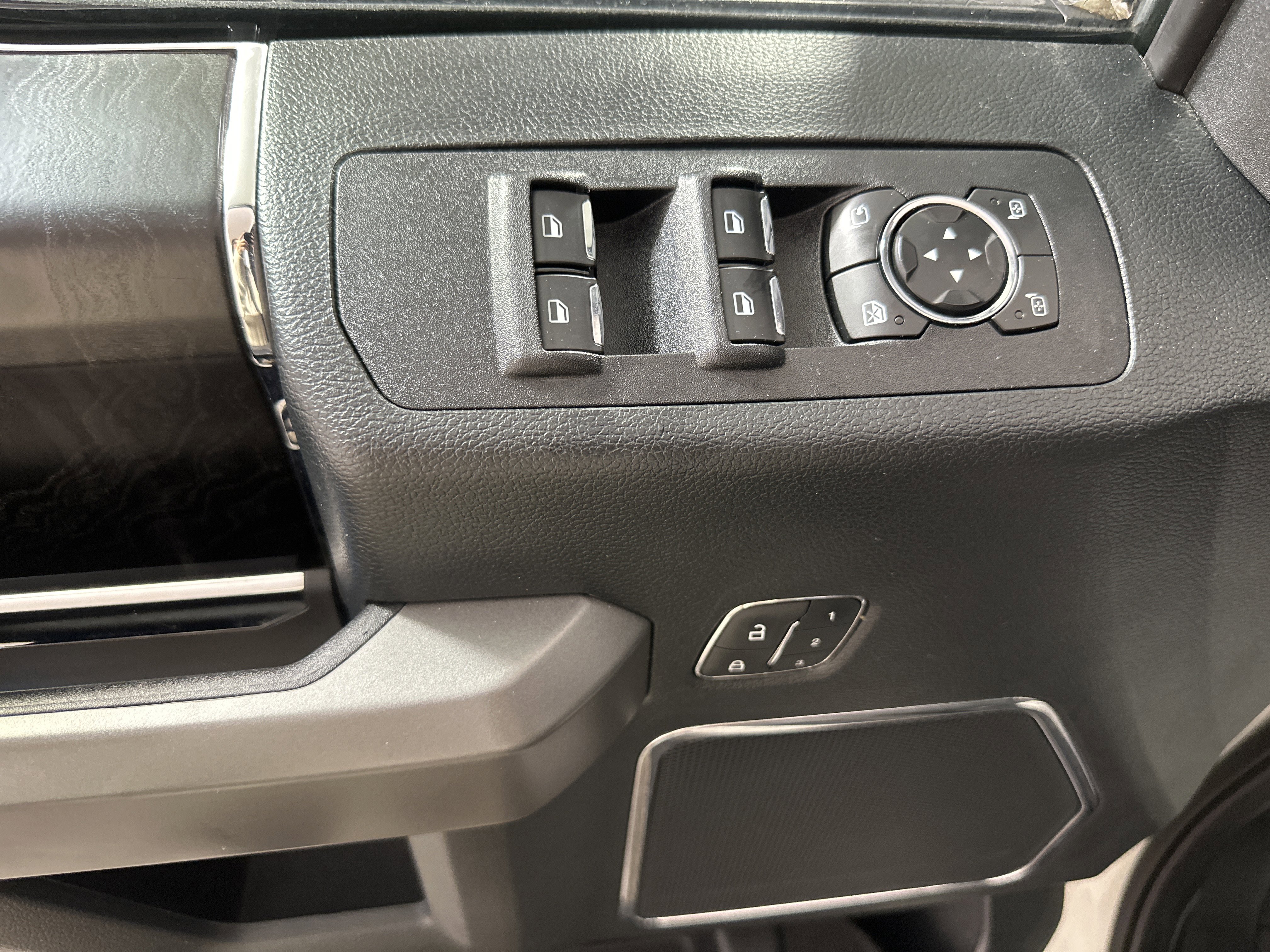 Used 2020 Ford F150 Platinum w/ Equipment Group 701A Luxury image 11