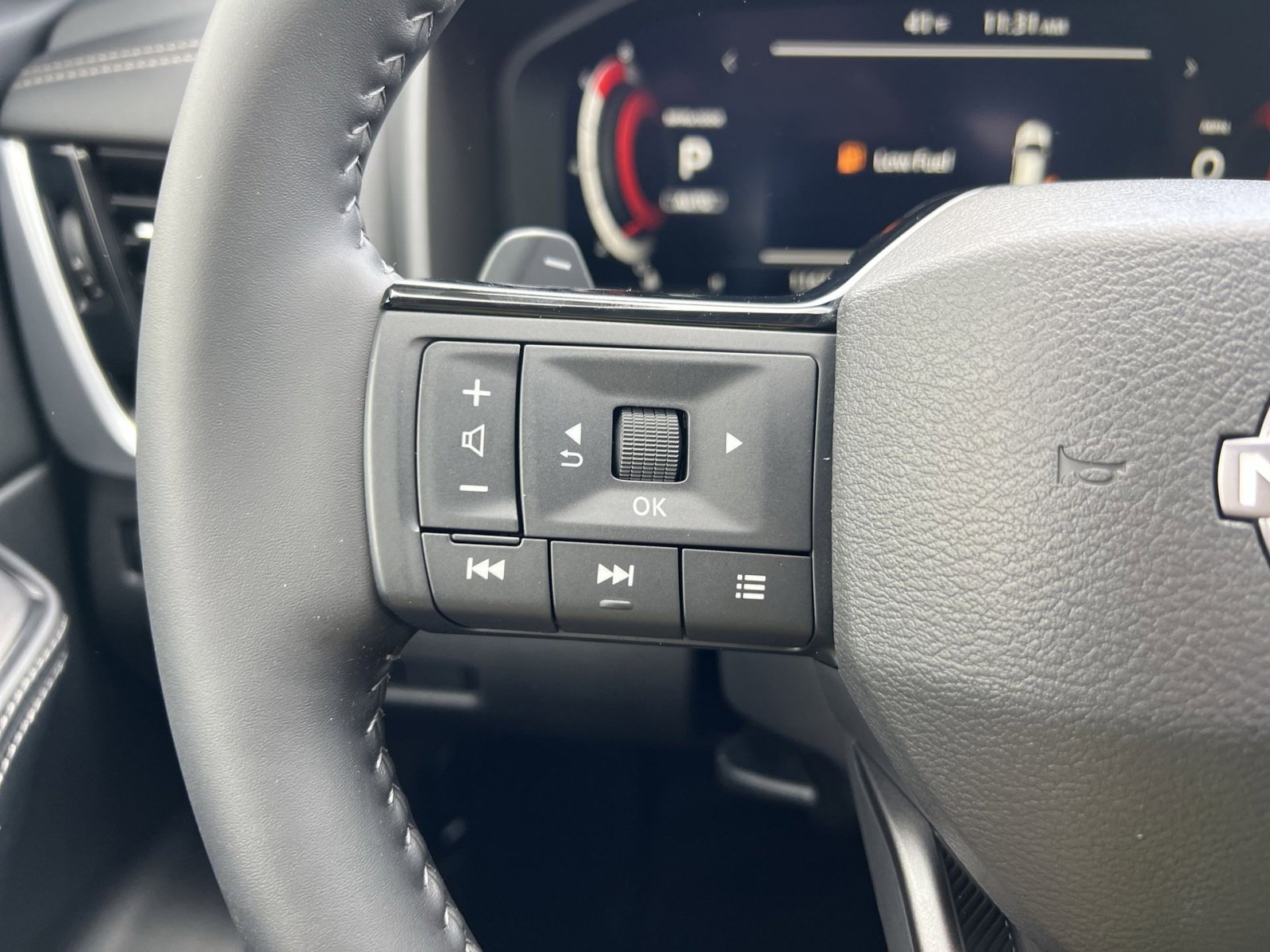 Used 2025 Nissan Rogue SL w/ SL Premium Package image 30