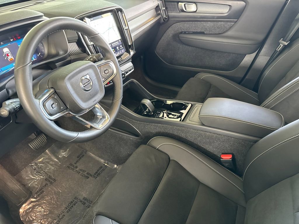 Certified 2025 Volvo XC40 B5 Plus image 9
