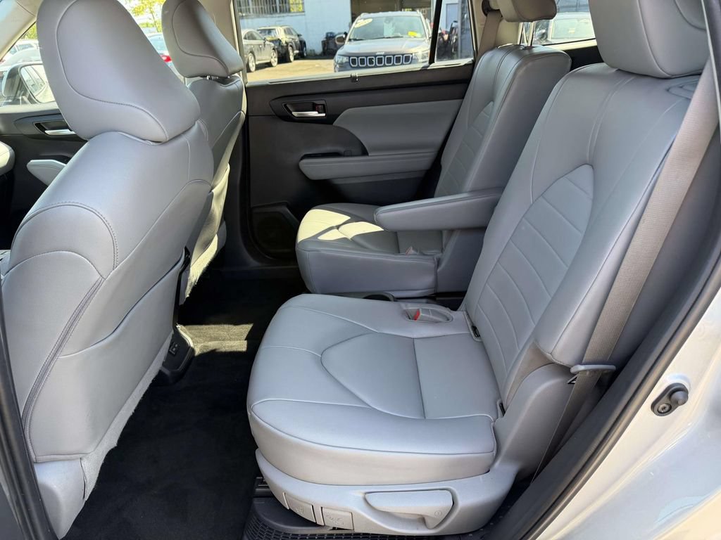Used 2023 Toyota Highlander XLE AWD/4WD image 19