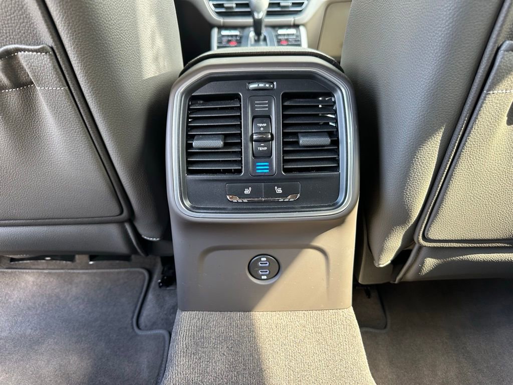 Certified 2022 Porsche Macan AWD/4WD image 37