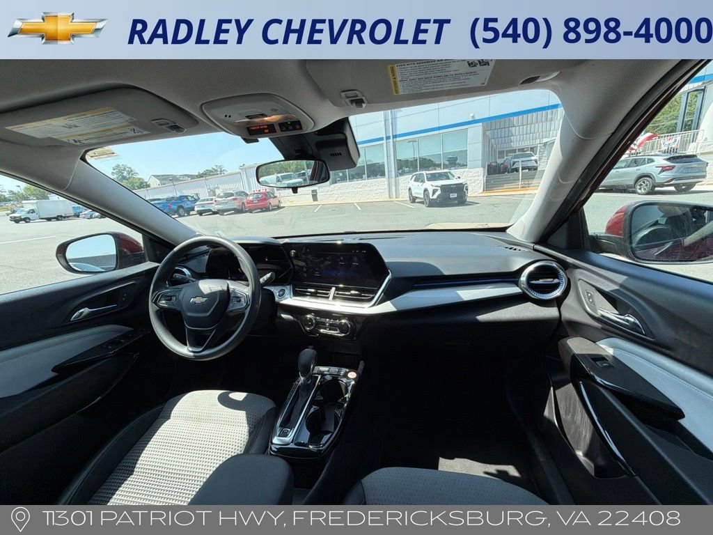Used 2025 Chevrolet Trax LT FWD image 6