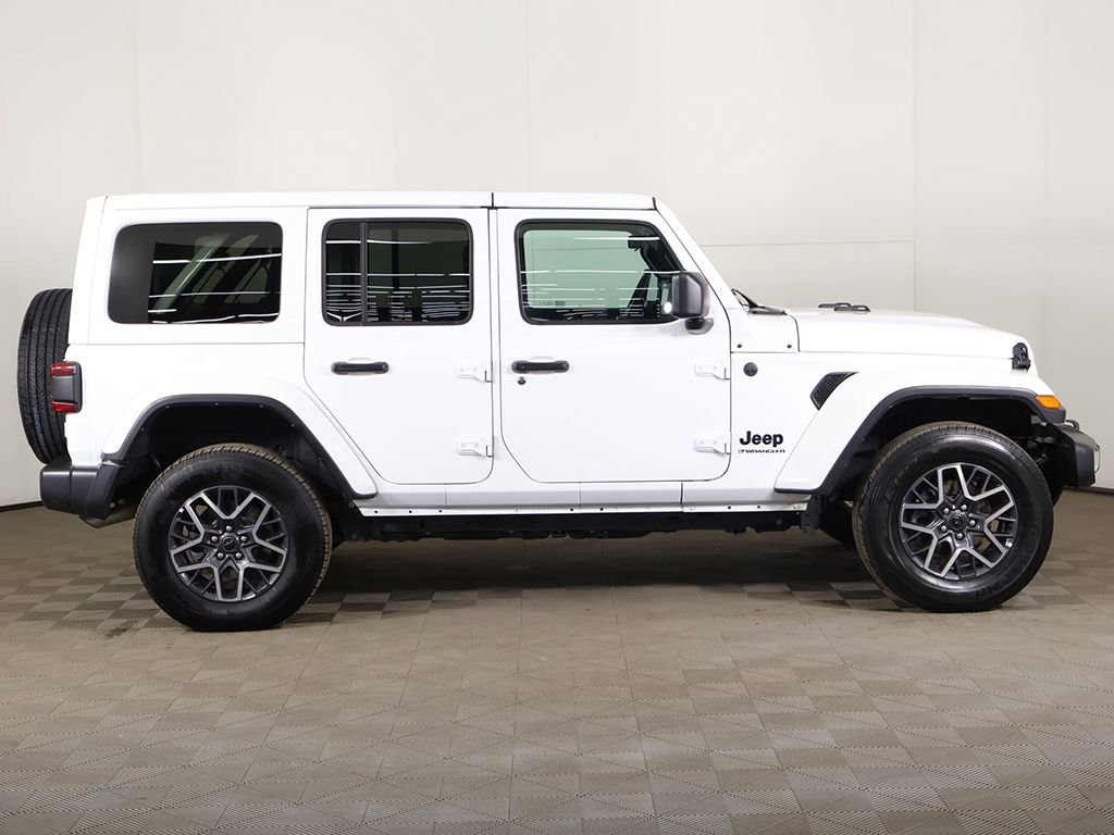 Used 2025 Jeep Wrangler Unlimited Sahara AWD/4WD image 17