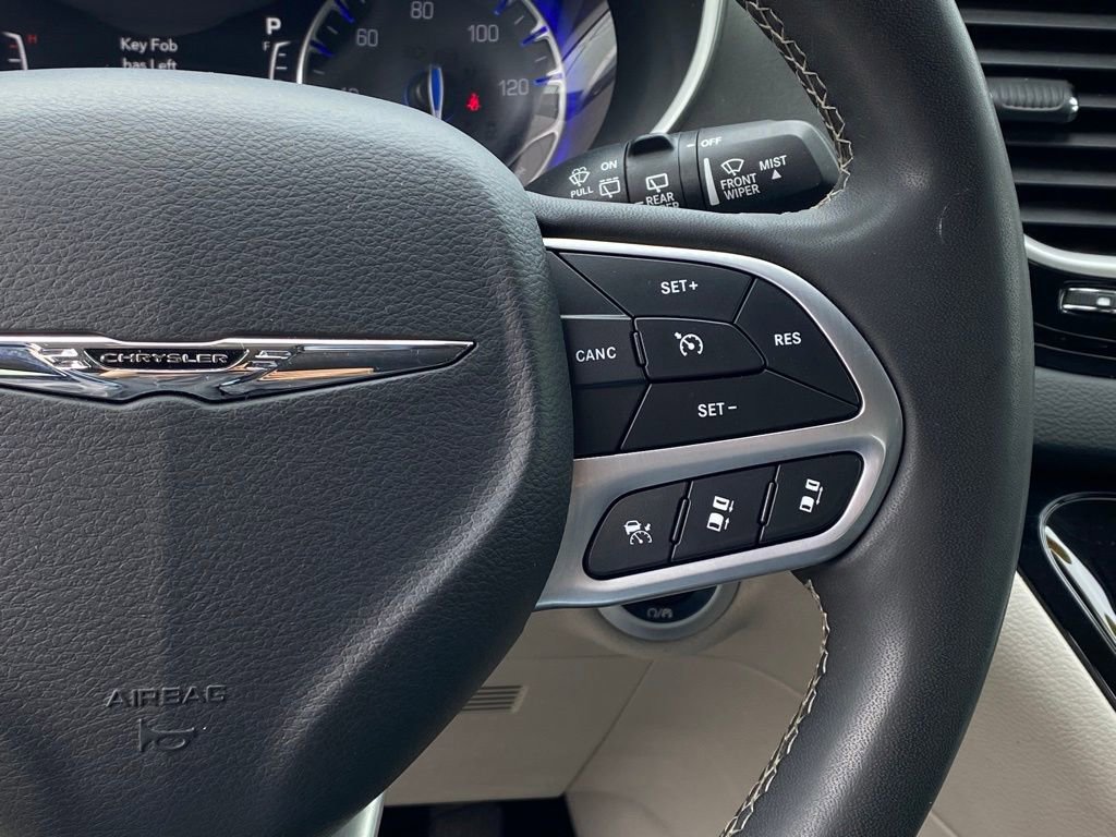 Used 2023 Chrysler Pacifica Touring-L FWD image 15