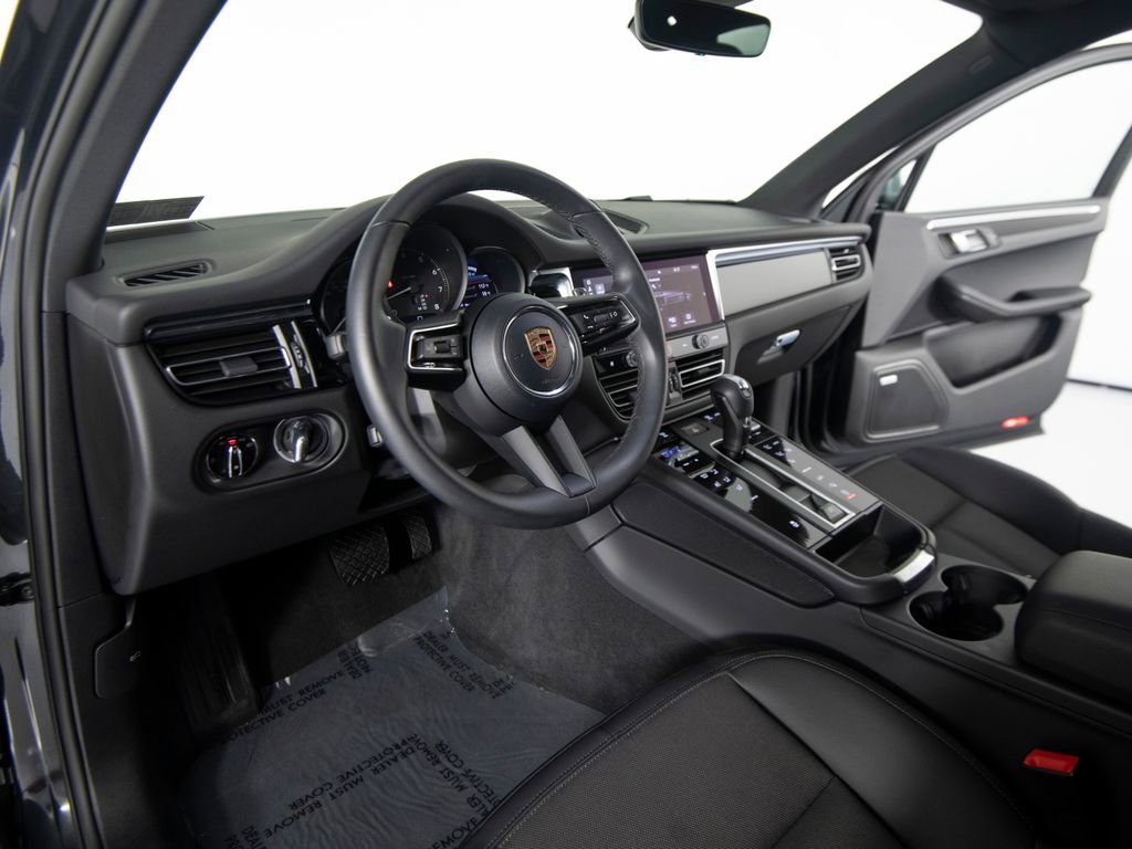 Certified 2025 Porsche Macan image 16