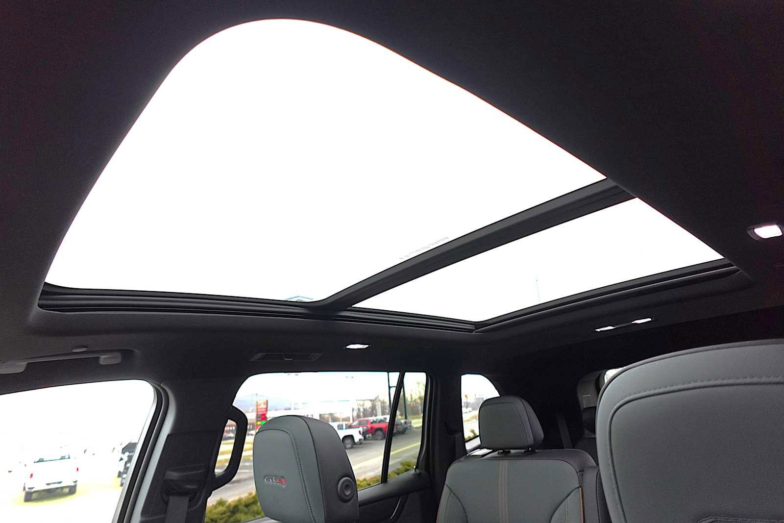 Used 2025 GMC Acadia AT4 w/ Luxury Package image 26