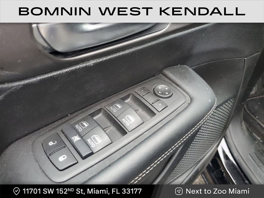 Used 2025 Chrysler Pacifica Select image 23